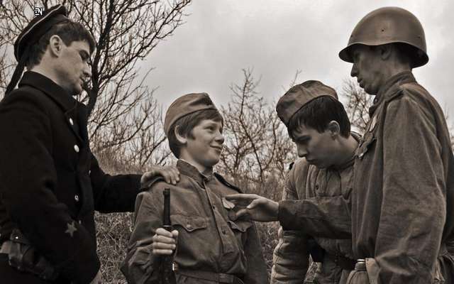 Фильмы о войне для детей: [b]«Сын полка» — советский художественный фильм 1946 года.   Режиссёр — Василий Пронин. [/b]    Во время